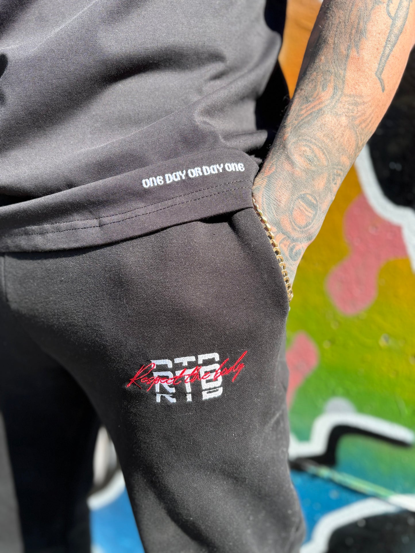 RESPECT THE BODY Roman T-Shirt BLACK